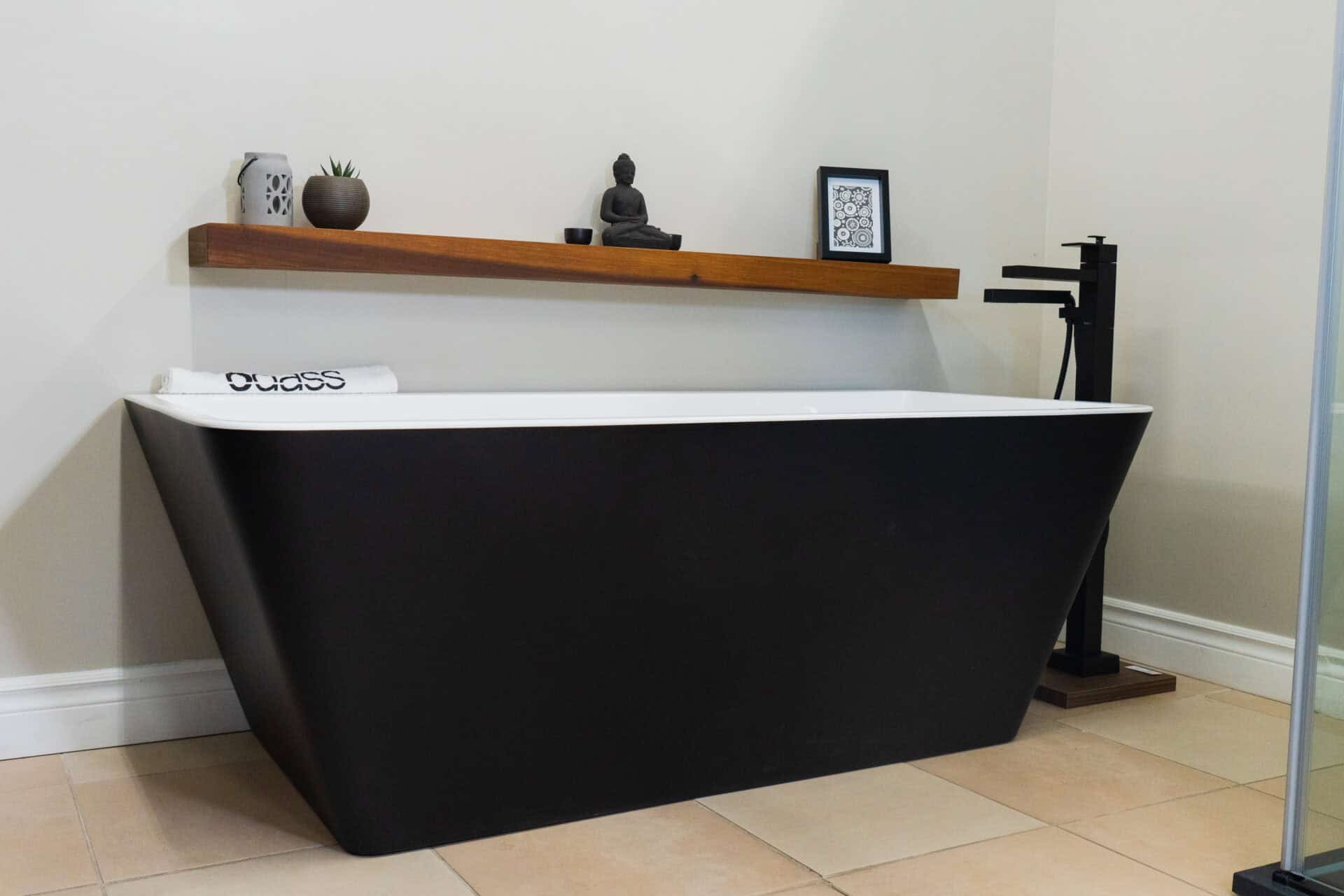 Baignoire noire autoportante en vente chez Plomberie Aquadiva, à Laval