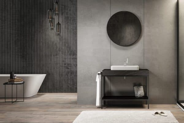Vanité de salle de bain moderne sur pied, fini en métal noir, dans un décor contemporain