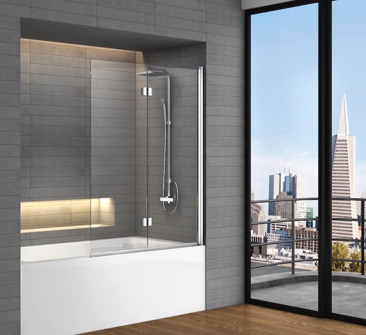 Bain-douche avec écran de bain dans une salle de bain moderne.