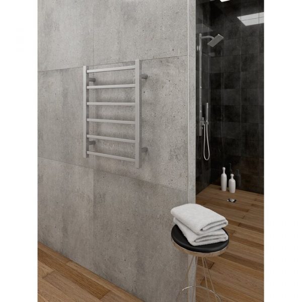 Chauffe-serviettes gris fixé au mur de la salle de bain