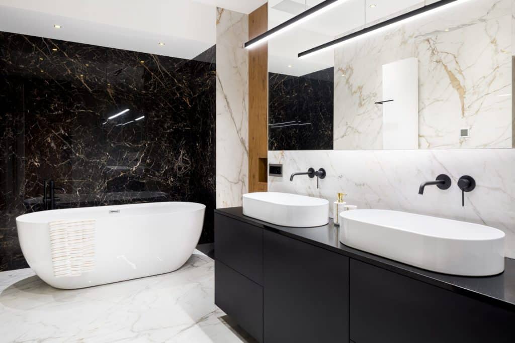 Salle de bain complète avec vanité lavabo doucle et bain