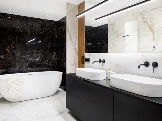 Le robinet noir mat s'agence parfaitement avec le marbre, le bois et le béton. 