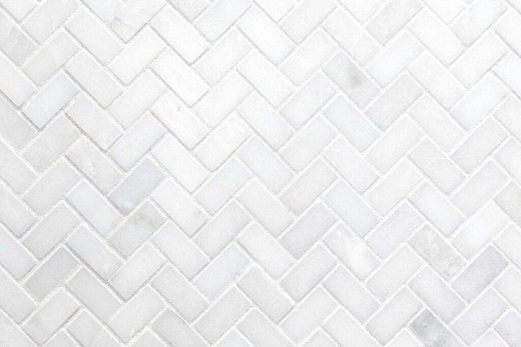 Poser vos carreaux en diagonale crée l'illusion d'une salle de bain plus spacieuse. 