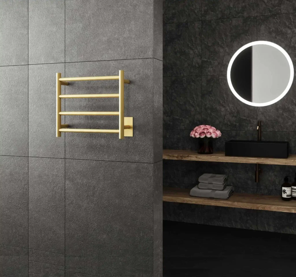 Utilisez vos murs en y installant votre robinetterie ou ce porte-serviettes chauffant doré au style contemporain. 