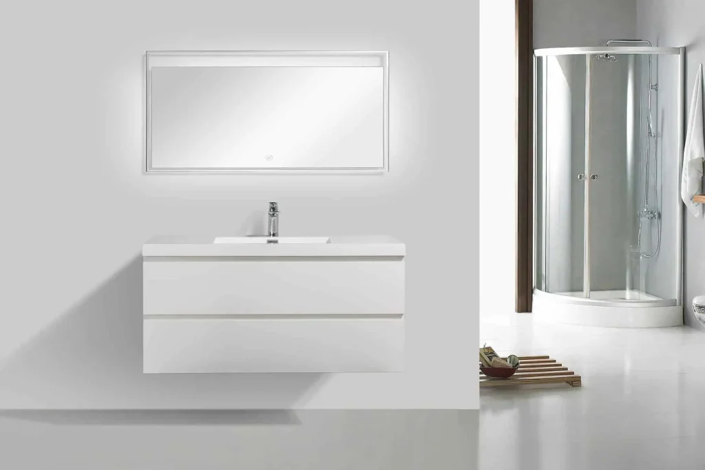 Les couleurs claires et réfléchissantes donnent l'illusion d'une pièce plus spacieuse dans une petite salle de bain. 