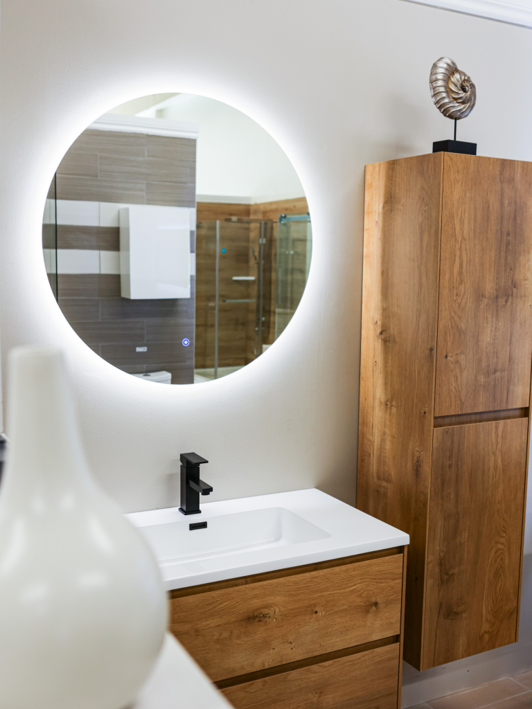 Un miroir rond sans cadre, comme ce miroir à DEL, donne un effet chic et moderne à la salle de bain