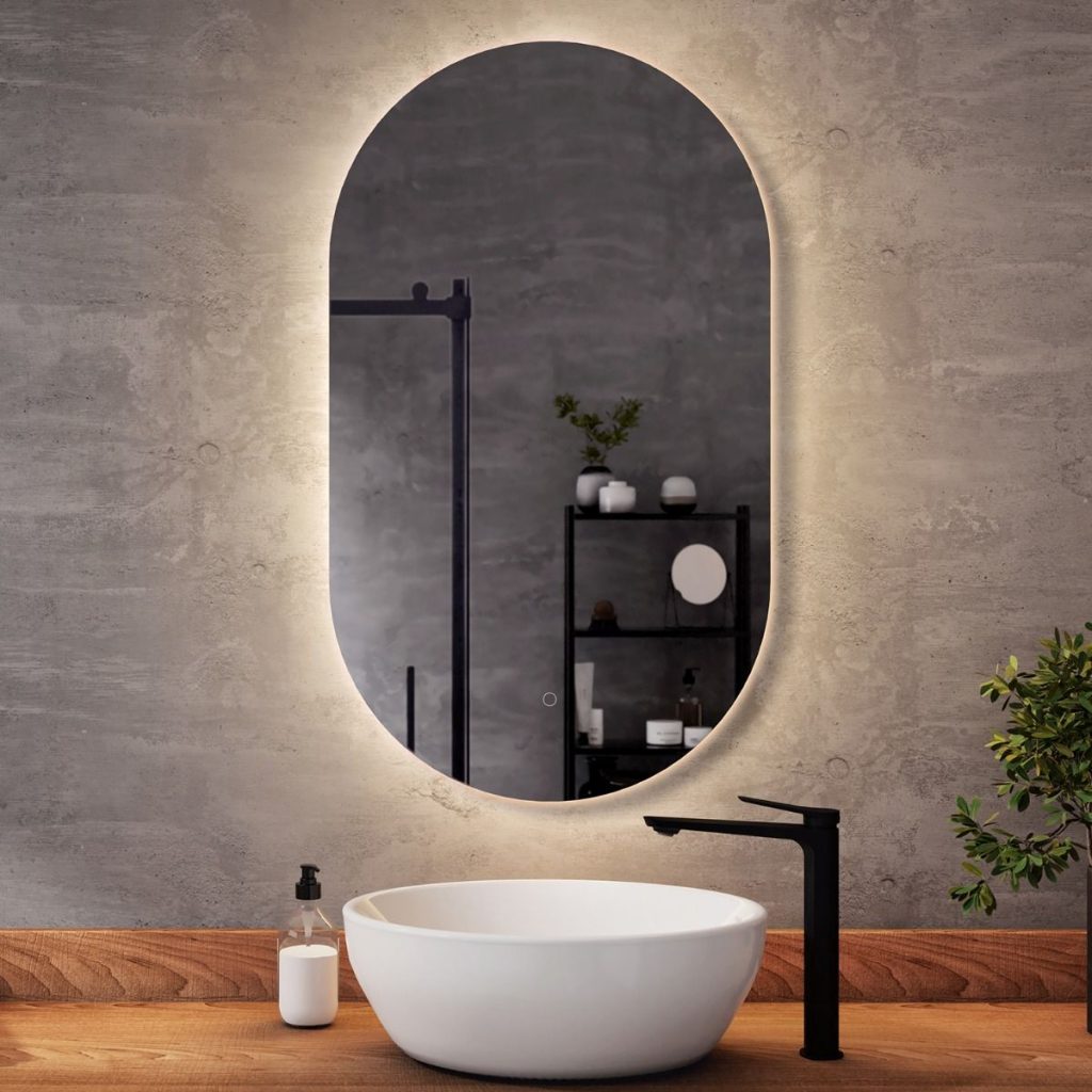 Les formes arrondies sont très recherchées, comme ce miroir ovale, cette vasque ronde et ce robinet cylindrique.