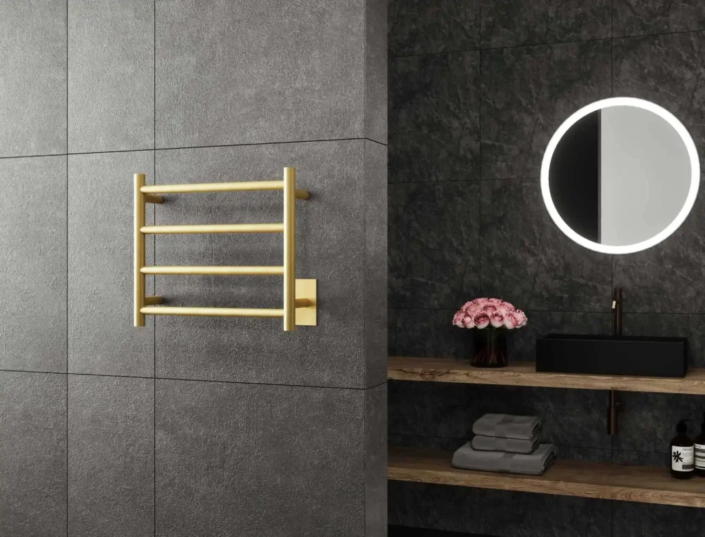 Un porte-serviette chauffant de couleur or produit un effet luxueux et très design dans la salle de bain