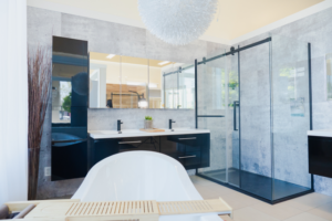 Salle de bain moderne dotée d'une vanité double noire, un bain autoportant, une douche rectangulaire et une lingerie. 