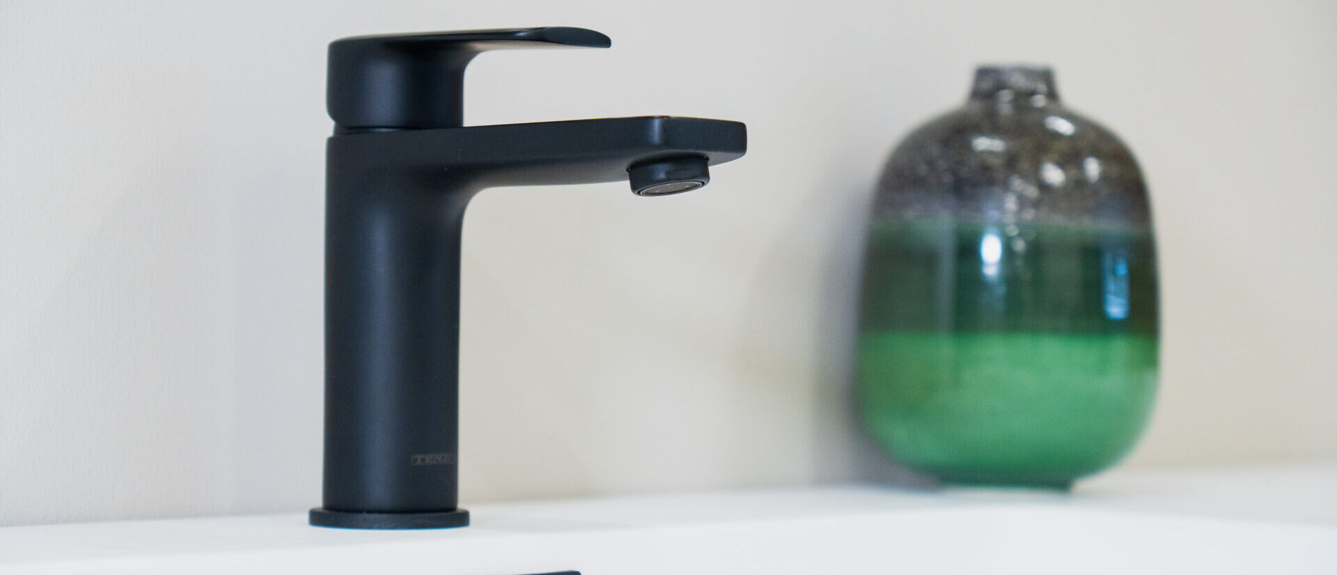 Robinet noir associé à un lavabo blanc à la Plomberie Aquadiva à Laval
