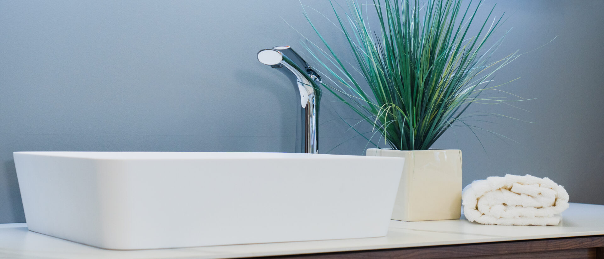 Lavabo vasque posé sur une vanité de salle de bain à la Plomberie Aquadiva