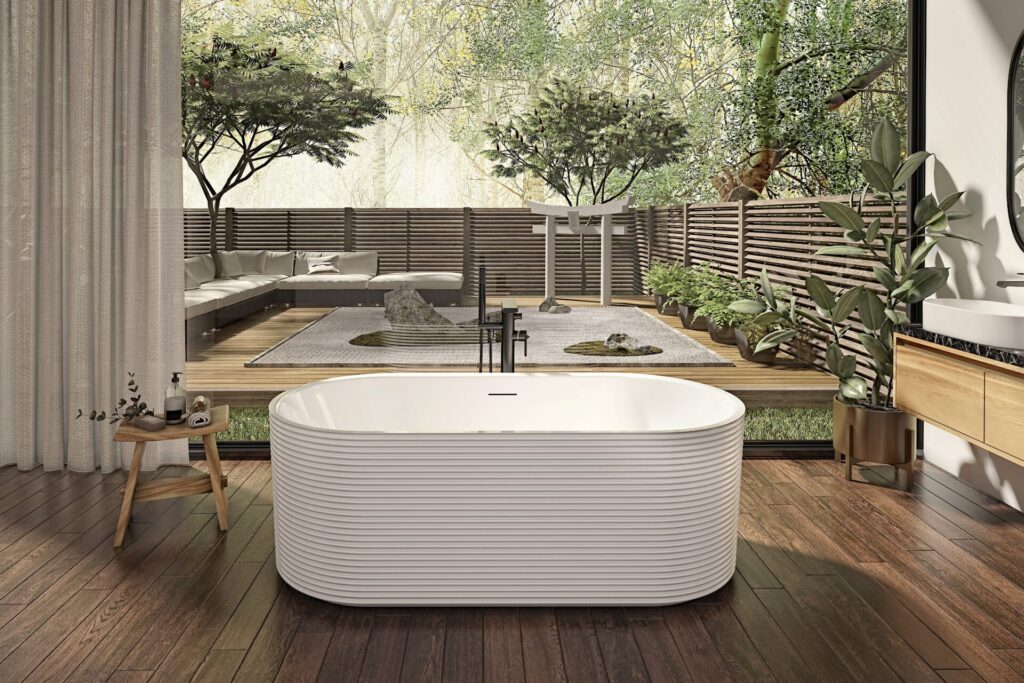 Bain autoportant blanc avec robinetterie noire dans une salle de bain au décor inspiré de la nature