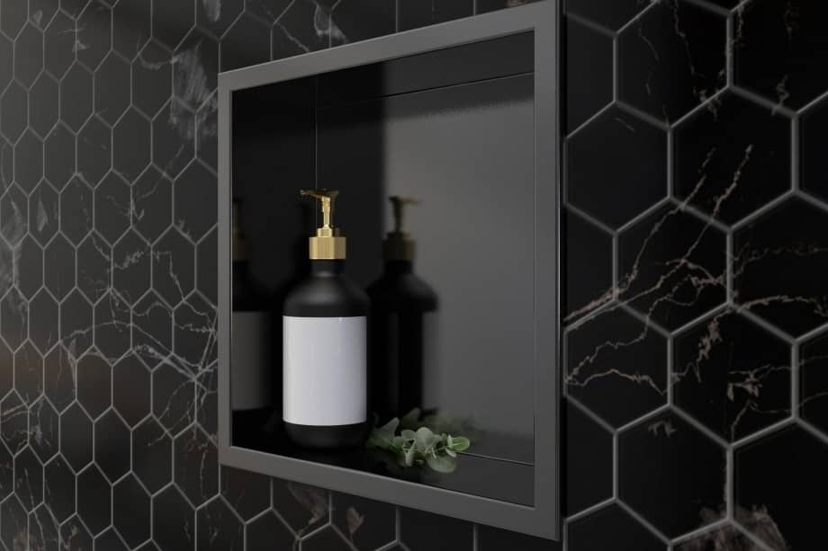 Niche de douche au finir noir avec une petite bouteille présentée