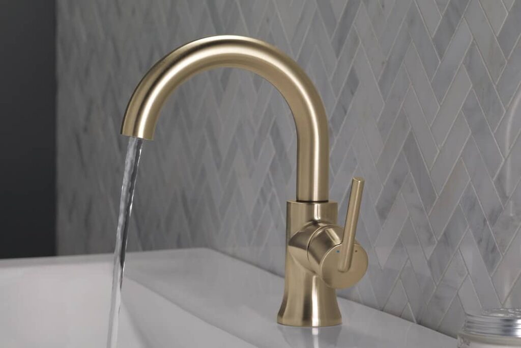 Robinet de lavabo de couleur champagne gold, grande tendance dans la salle de bain en 2026