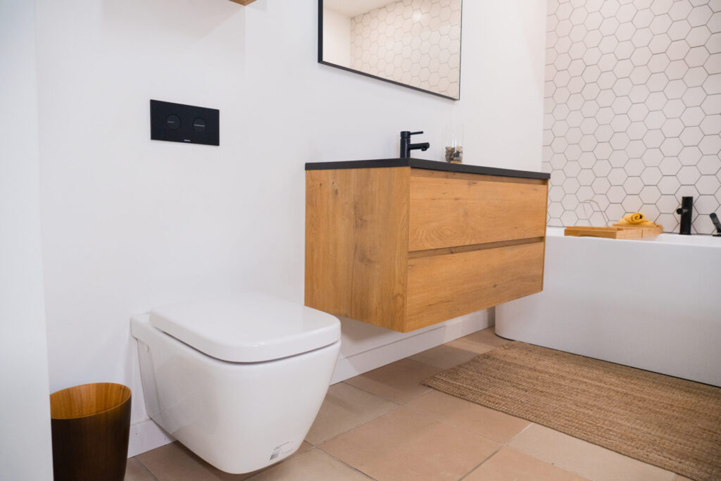 Toilette intelligente avec vanité suspendue dans un décor de salle de bain épuré