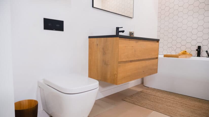 Toilette intelligente avec vanité suspendue dans un décor de salle de bain épuré