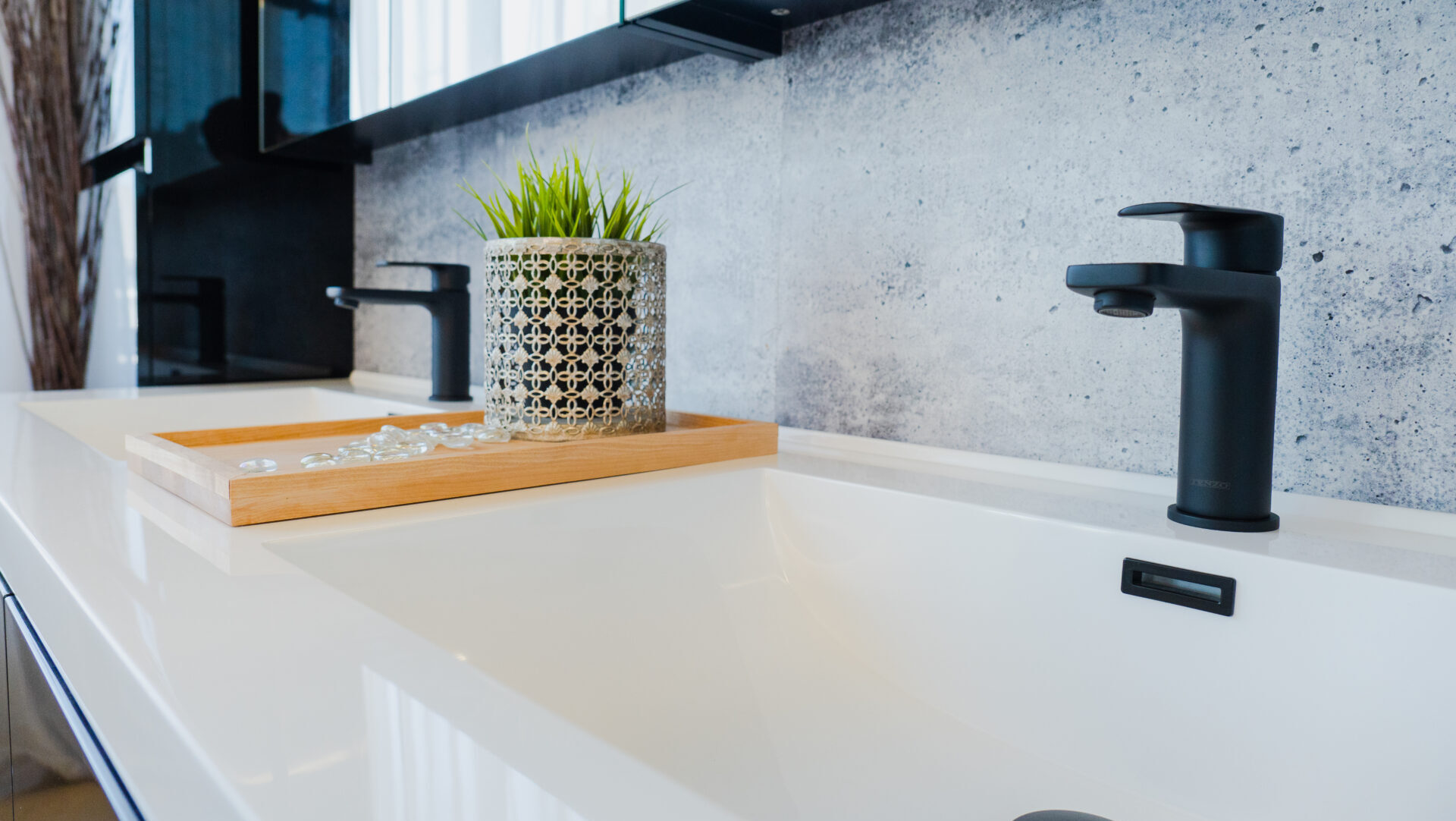 Vanité avec lavabo double pour la salle de bain et robinetterie noire, en vente chez Plomberie Aquadiva, à Laval.