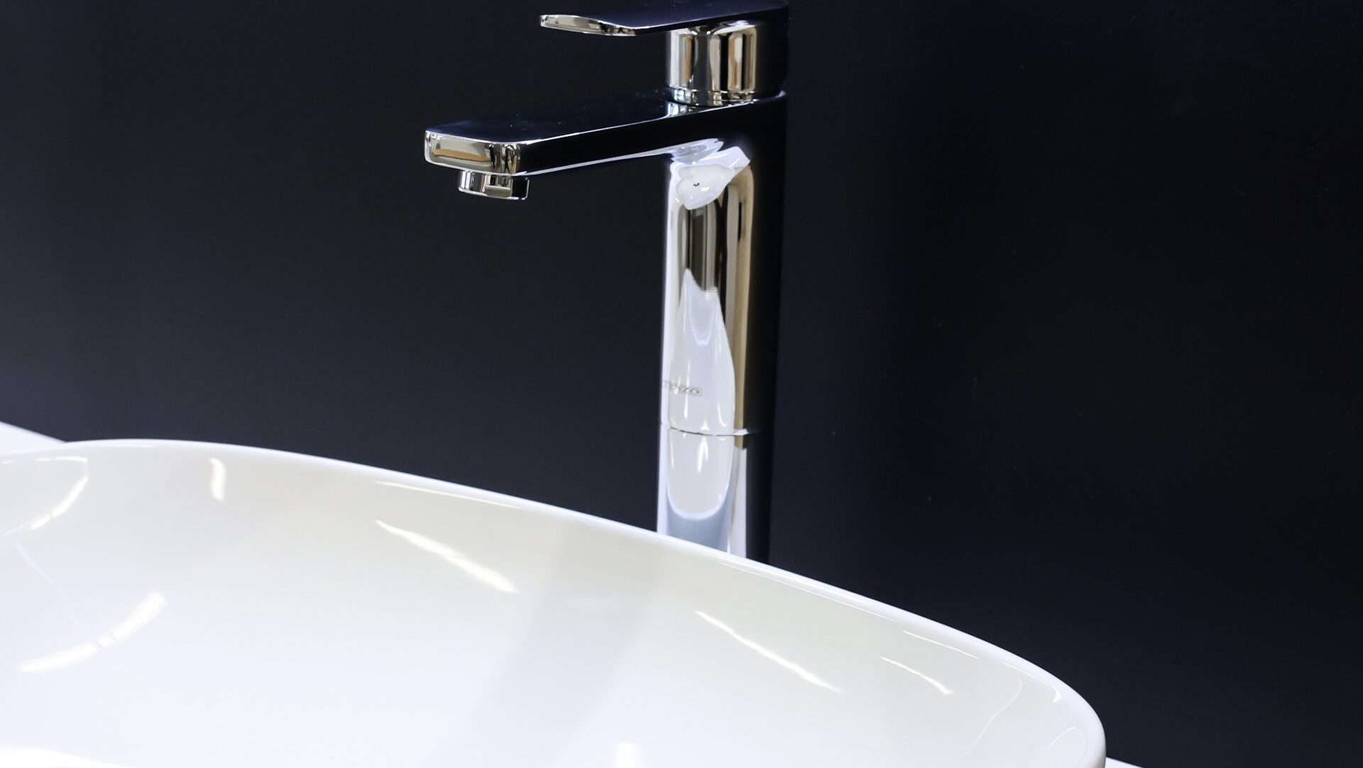 Robinetterie chrome et lavabo de salle de bain en porcelaine blanc, en vente chez plomberie Aquadiva, à Laval