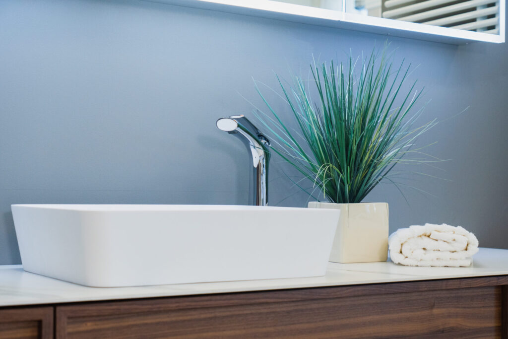 Lavabo vasque de salle de bain de couleur blanche avec robinet chrome, en vente chez Plomberie Aquadiva, à Laval.