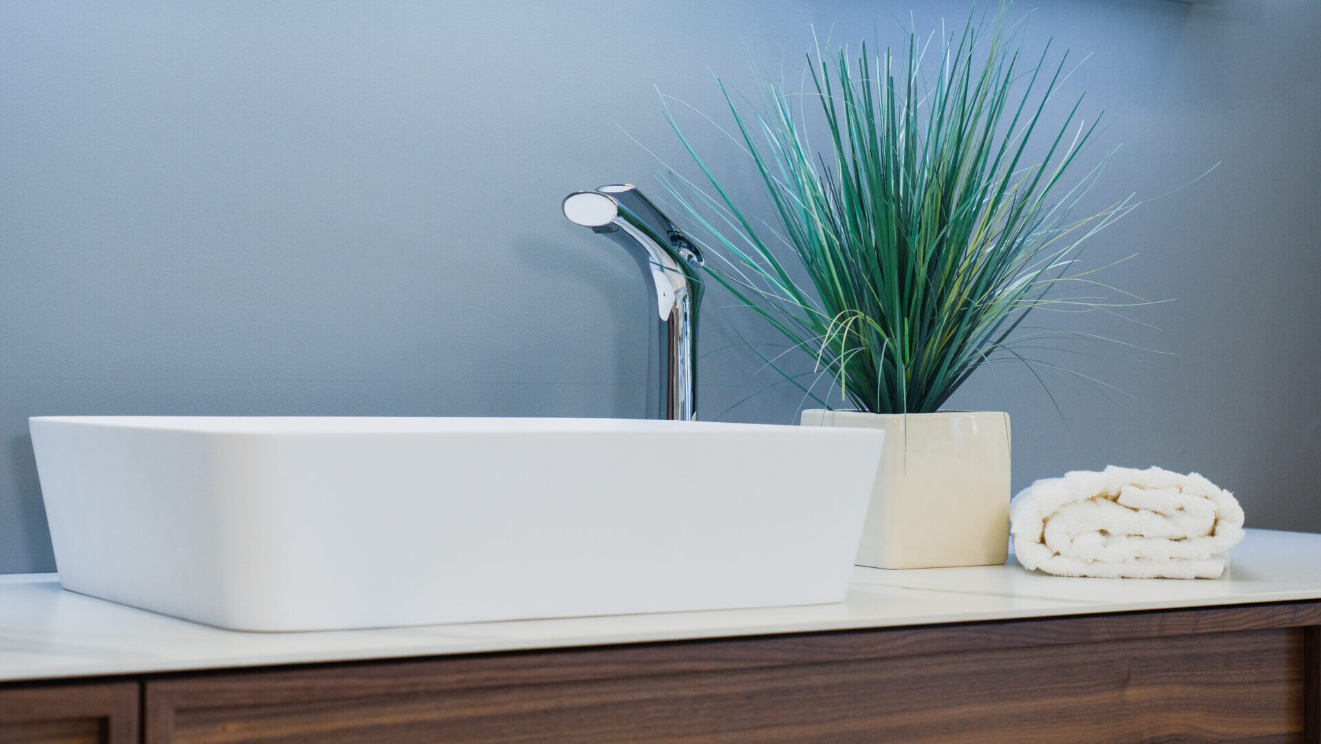Lavabo vasque de salle de bain de couleur blanche avec robinet chrome, en vente chez Plomberie Aquadiva, à Laval.