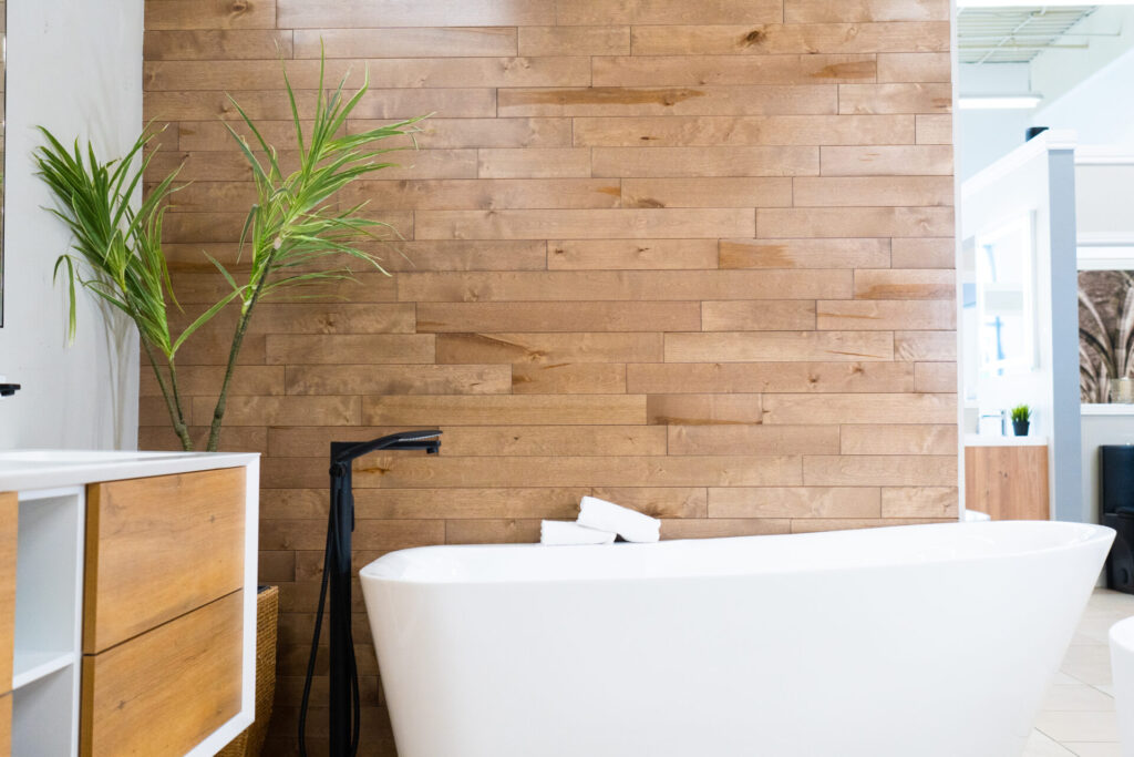 Robinet noir pour baignoire autoportante, en vente chez Plomberie Aquadiva, à Laval.